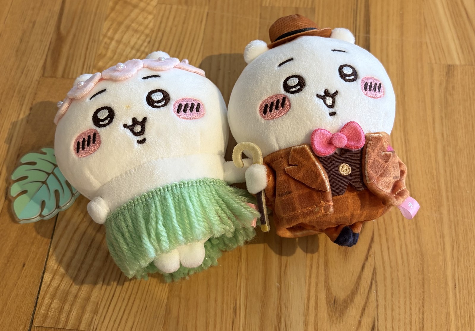 旅行先で購入したちいかわのぬいぐるみ2体。フラダンス衣装と帽子にスーツ姿